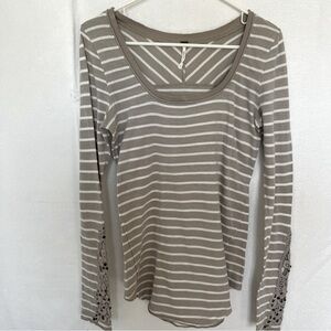 Free People boho colorblock tee top. Accent sleeves. Size M